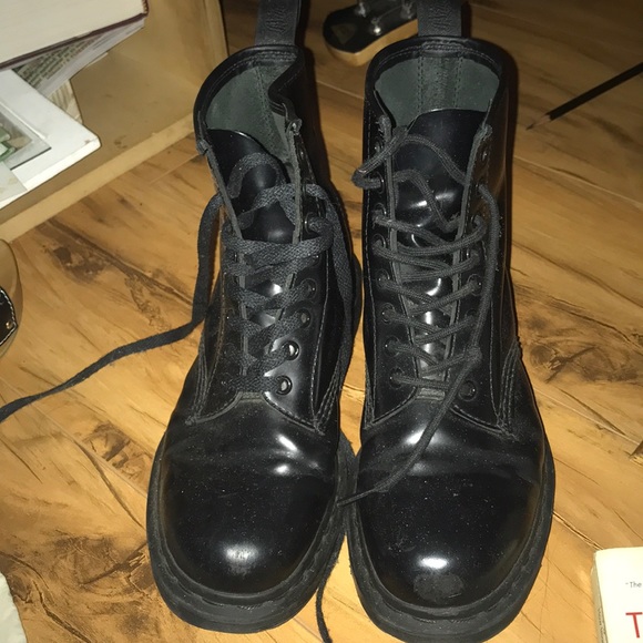 dr martens black shiny boots